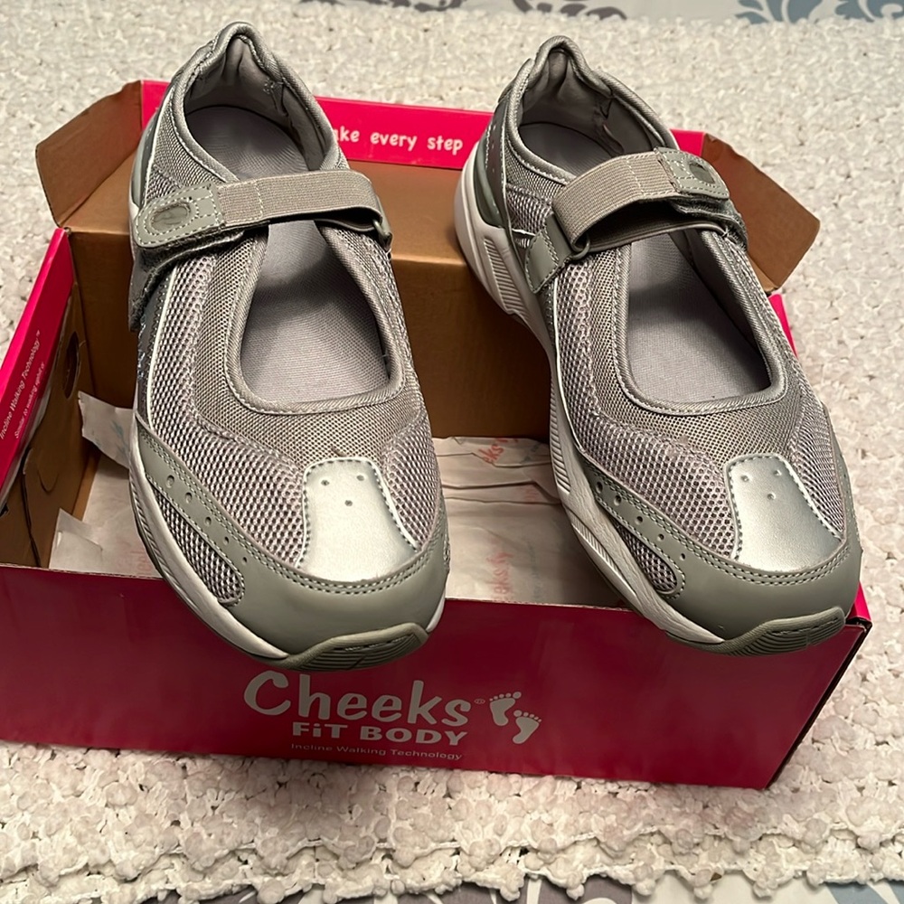 Cheeks fit, body incline walker size 9 silver/gray